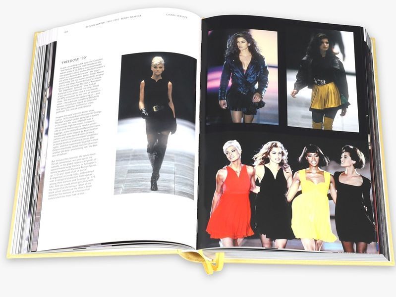 Книга Versace Catwalk. The Complete Collections - обкладинка