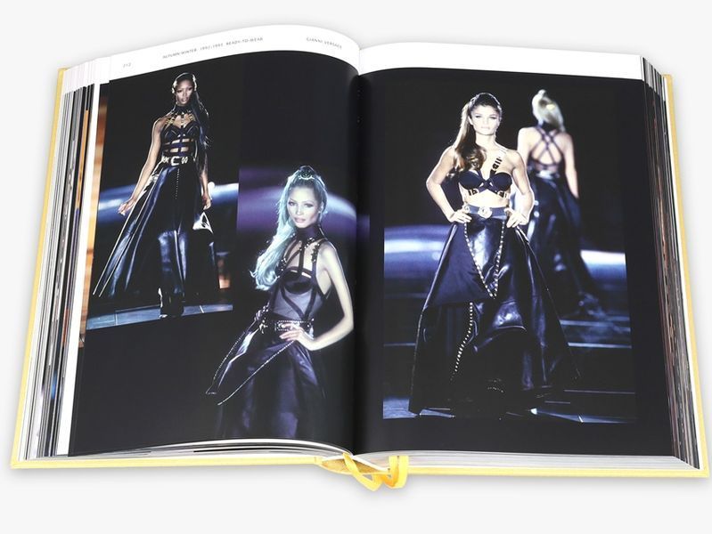 Книга Versace Catwalk. The Complete Collections - обкладинка