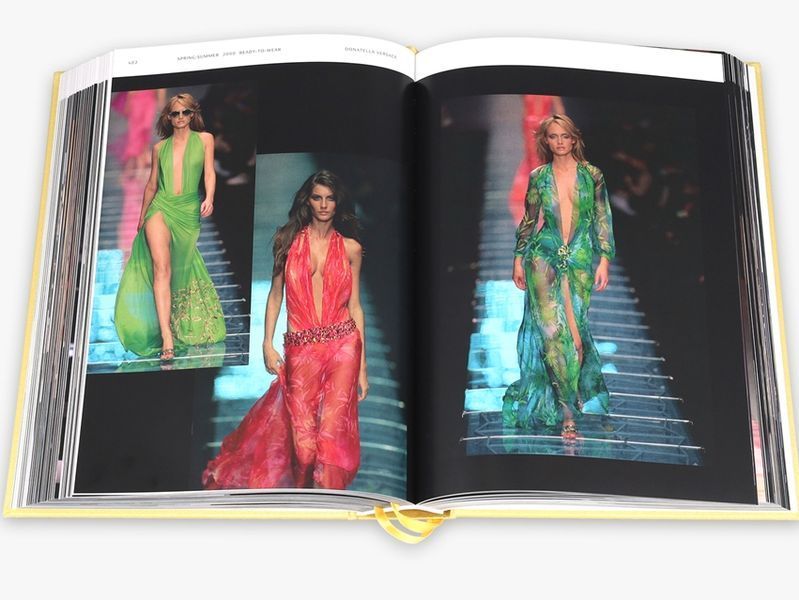 Книга Versace Catwalk. The Complete Collections - обкладинка