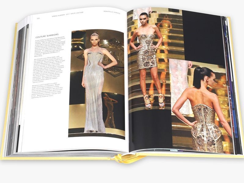 Книга Versace Catwalk. The Complete Collections - обкладинка