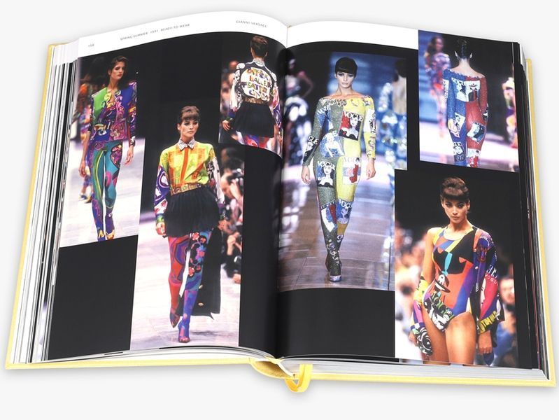 Книга Versace Catwalk. The Complete Collections - обкладинка