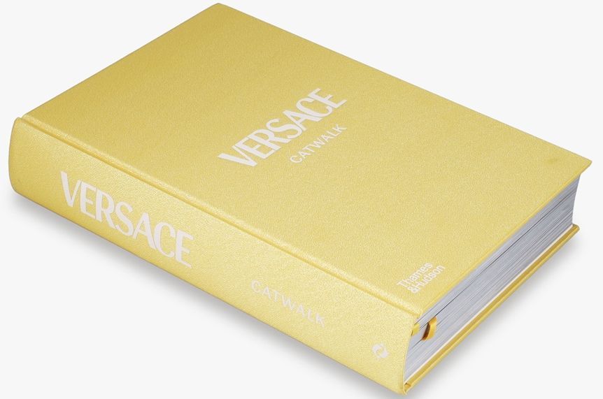 Книга Versace Catwalk. The Complete Collections - обкладинка